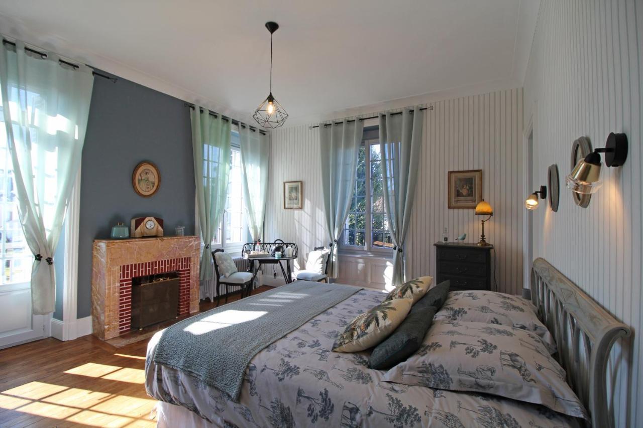 Au Fil Du Temps Bed & Breakfast Chalus Bagian luar foto